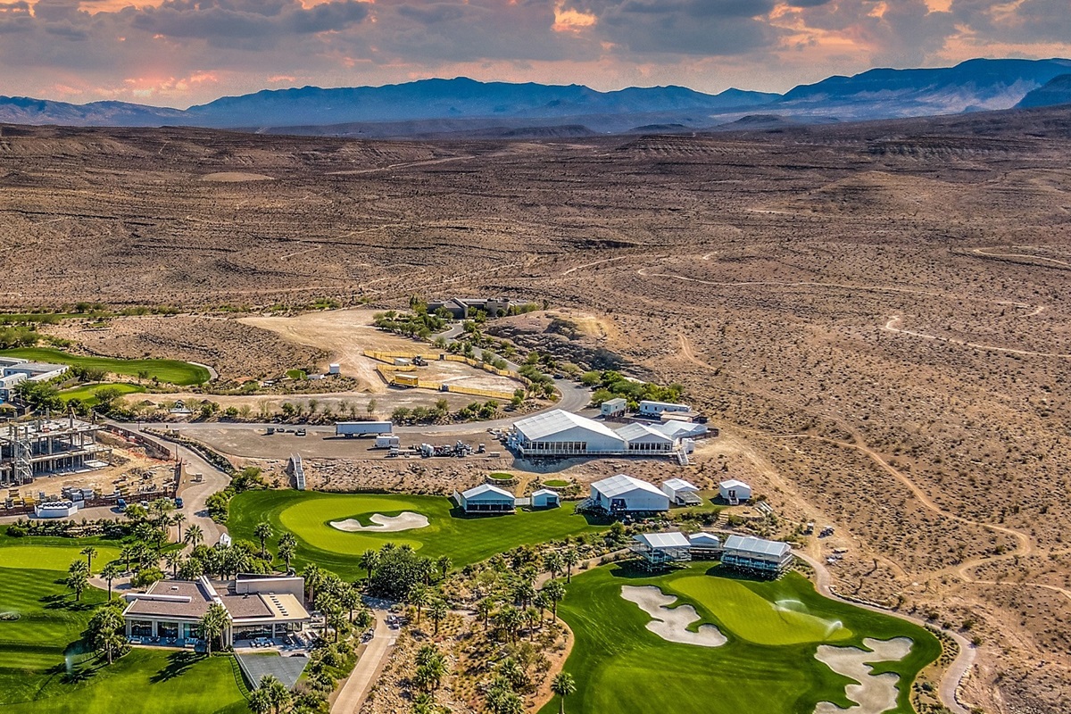 A golf course in Summerlin with mountains and pink clouds in the distance.